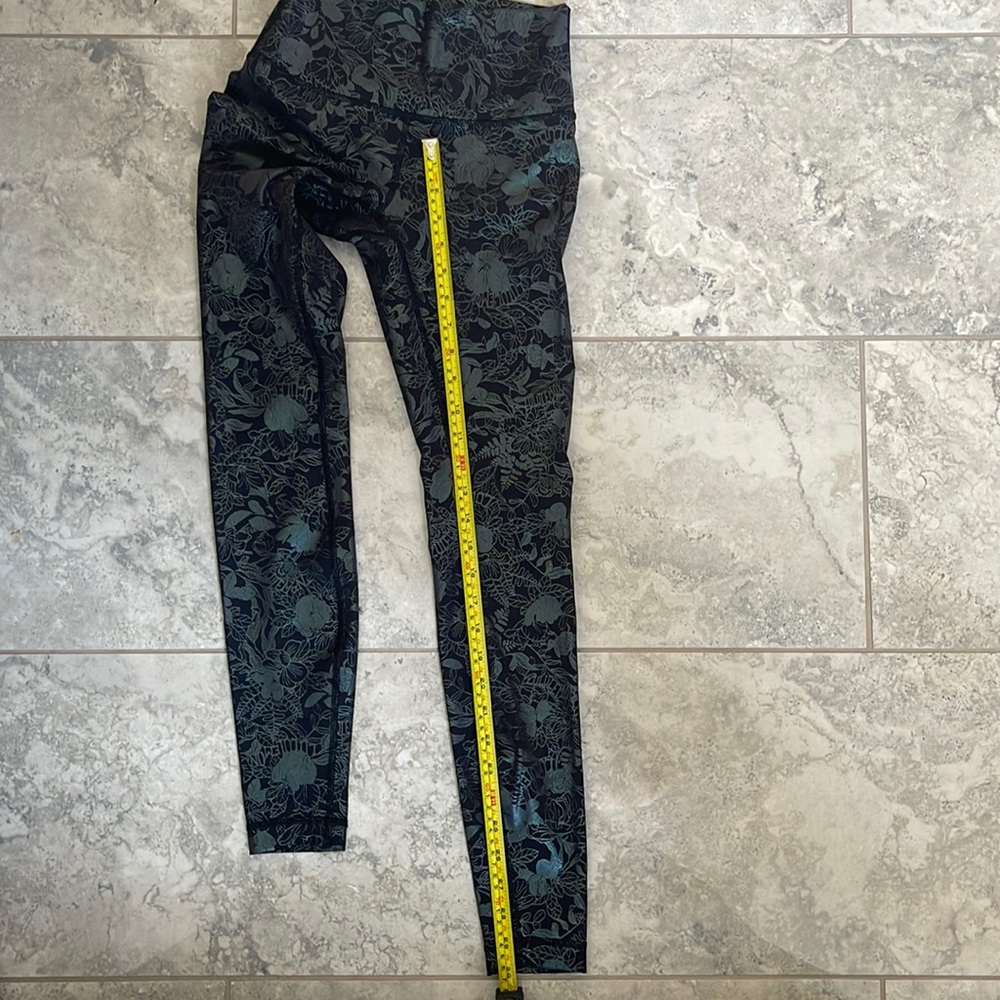 Wunder Under HR Tight 30” Floral 
Used-like new size 4